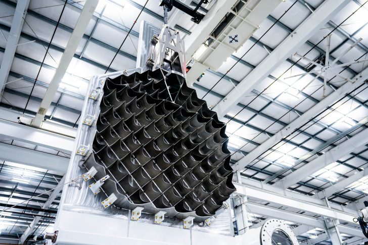 马斯克展示 SpaceX 第三代星舰,采用全新设计的格栅翼